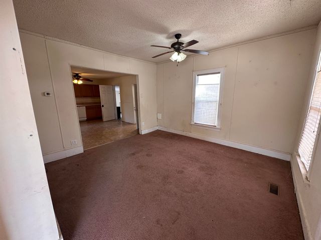 622 SE 3rd St, Newton, KS 67114