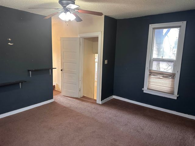 622 SE 3rd St, Newton, KS 67114