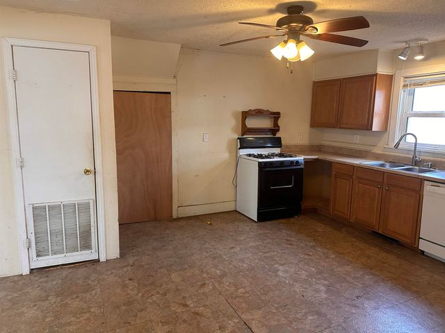 622 SE 3rd St, Newton, KS 67114