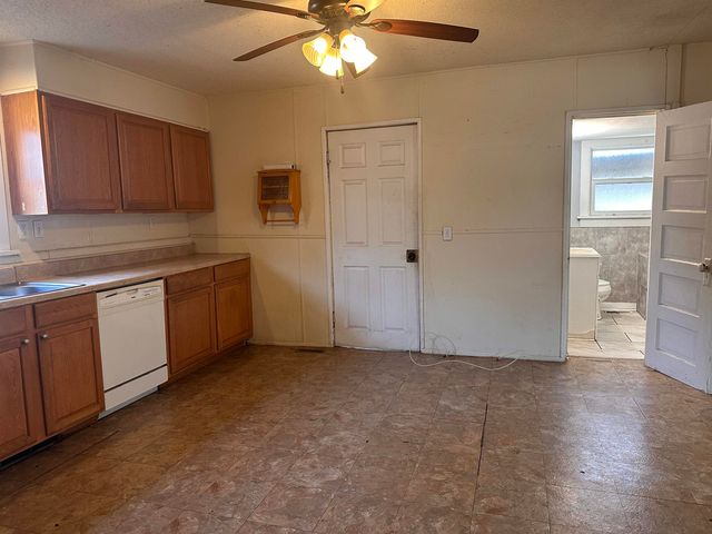 622 SE 3rd St, Newton, KS 67114