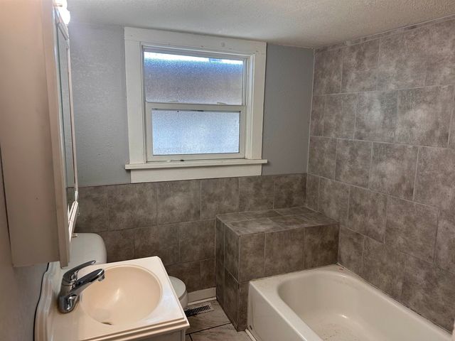 622 SE 3rd St, Newton, KS 67114