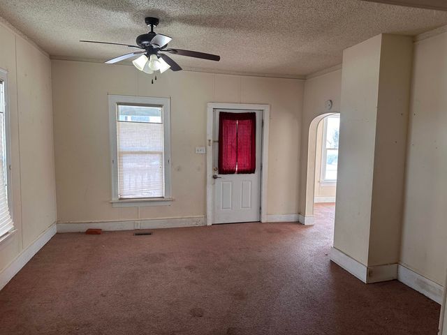 622 SE 3rd St, Newton, KS 67114