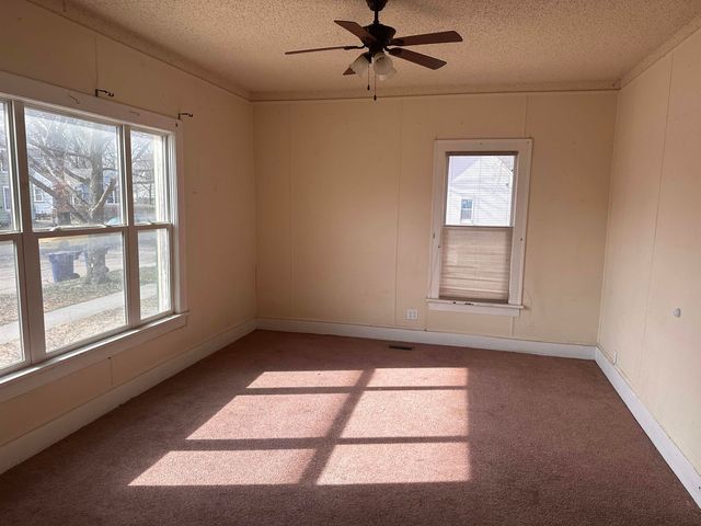 622 SE 3rd St, Newton, KS 67114