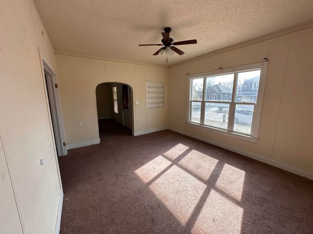 622 SE 3rd St, Newton, KS 67114