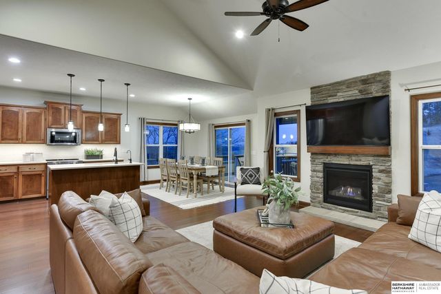 1605 Windsor Way, Fort Calhoun, NE 68023