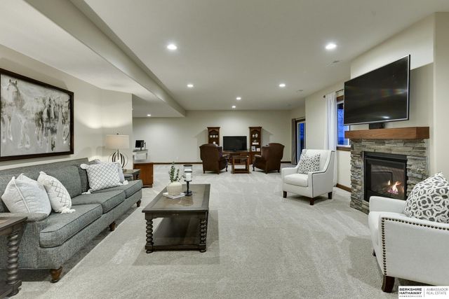 1605 Windsor Way, Fort Calhoun, NE 68023