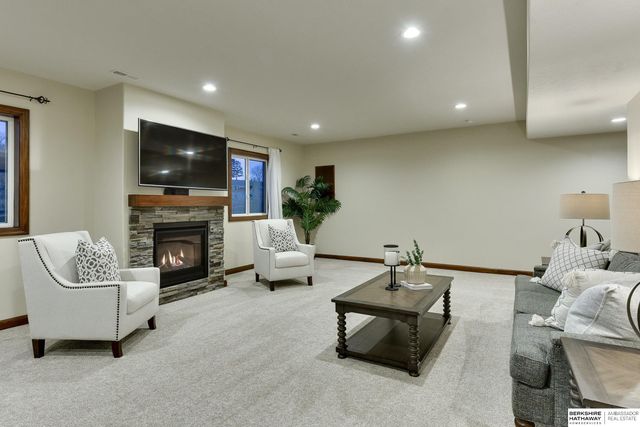 1605 Windsor Way, Fort Calhoun, NE 68023