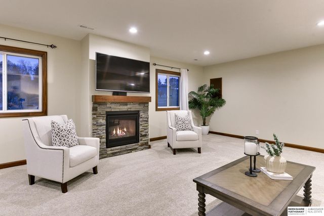 1605 Windsor Way, Fort Calhoun, NE 68023