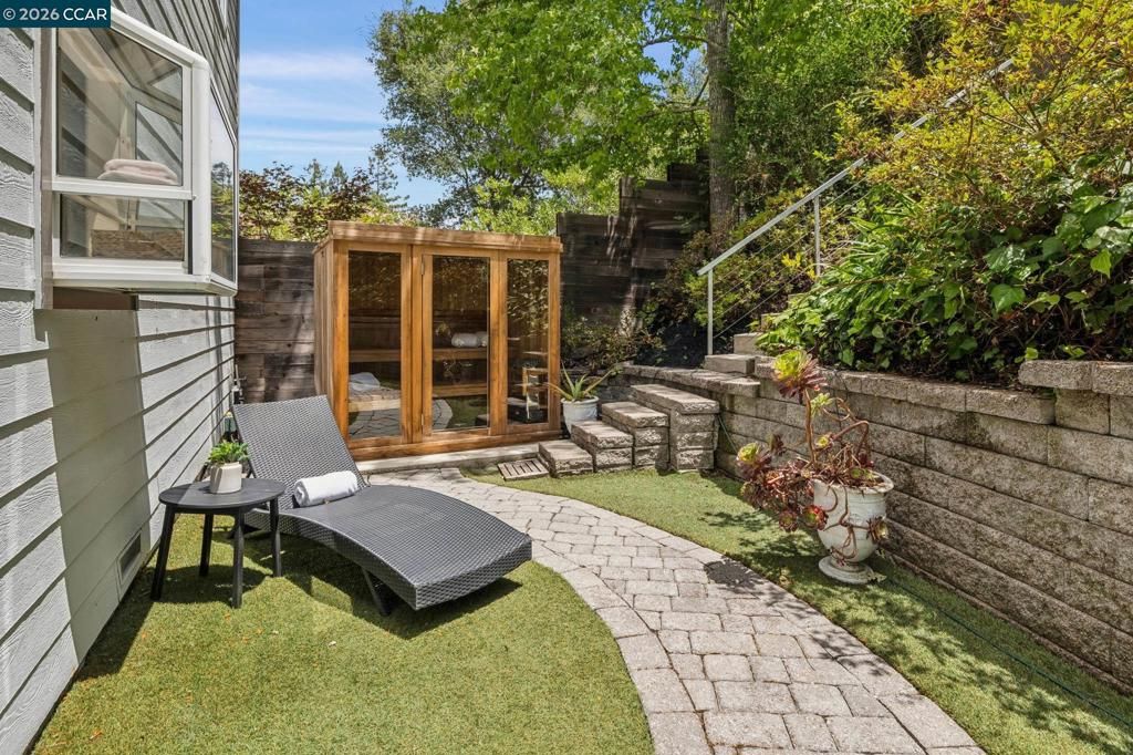 Image 20 of property listing at 6 Monte Vista Rd, Orinda, CA 94563