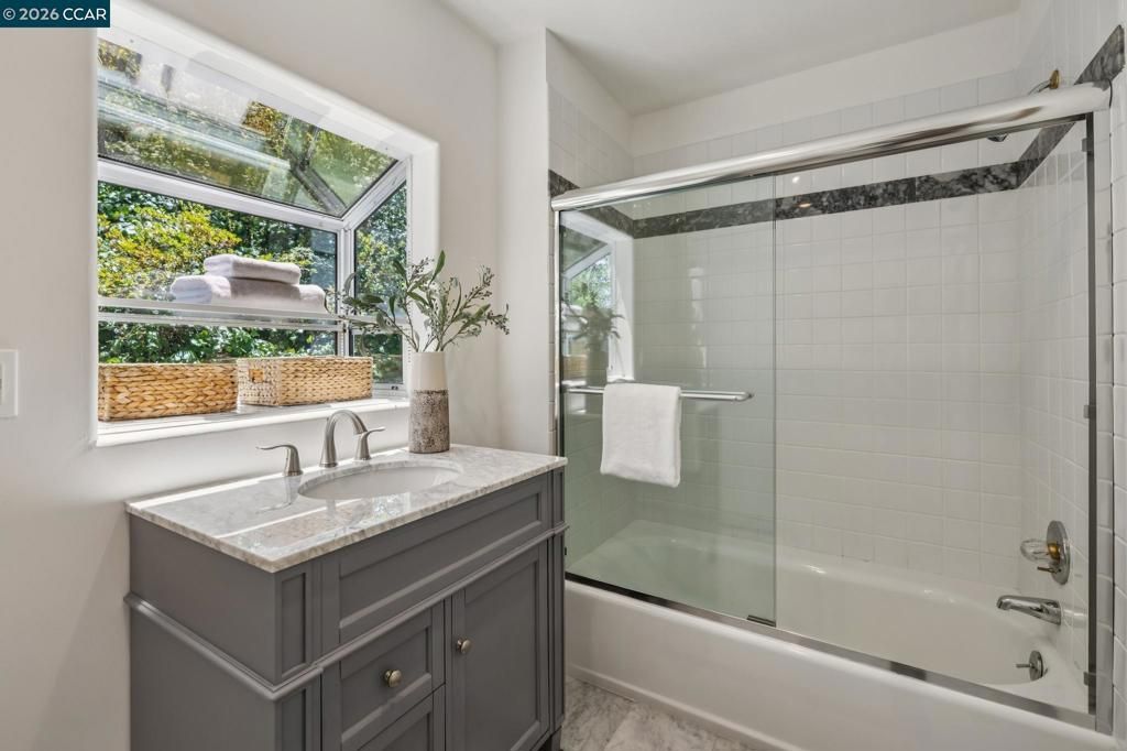 Image 25 of property listing at 6 Monte Vista Rd, Orinda, CA 94563