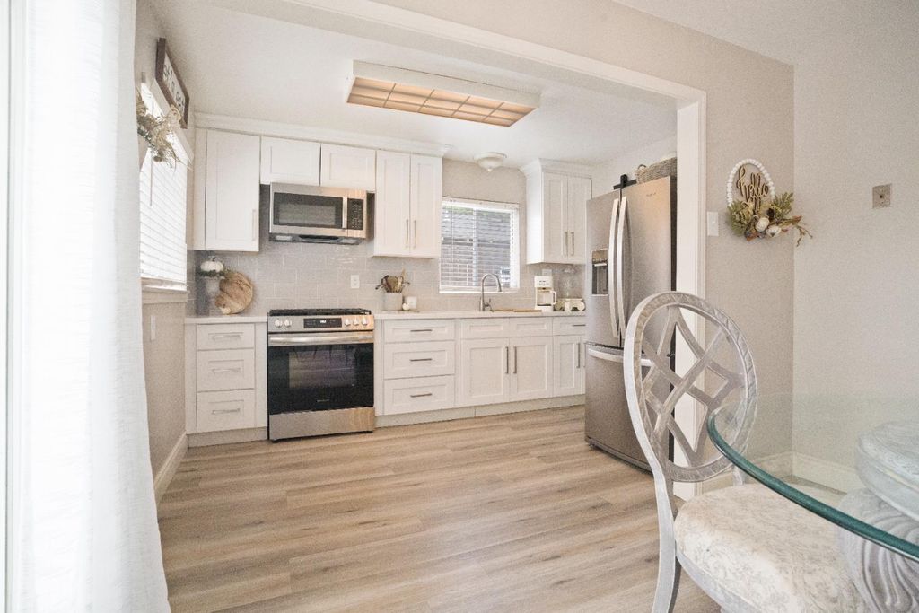 Image 10 of property listing at 1403 E Griffith Way, Fresno, CA 93704