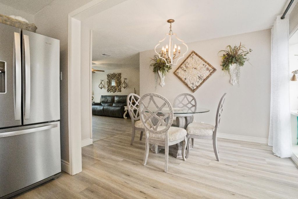 Image 11 of property listing at 1403 E Griffith Way, Fresno, CA 93704