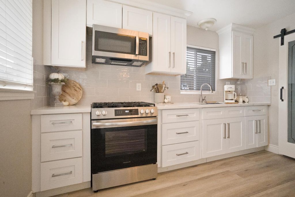 Image 12 of property listing at 1403 E Griffith Way, Fresno, CA 93704