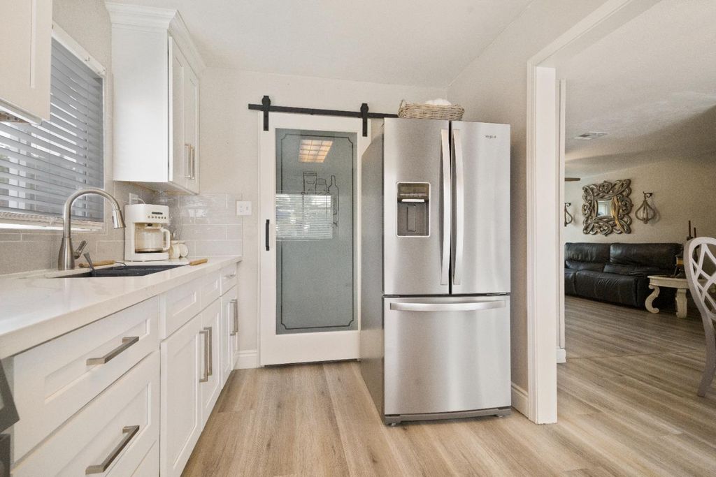 Image 13 of property listing at 1403 E Griffith Way, Fresno, CA 93704