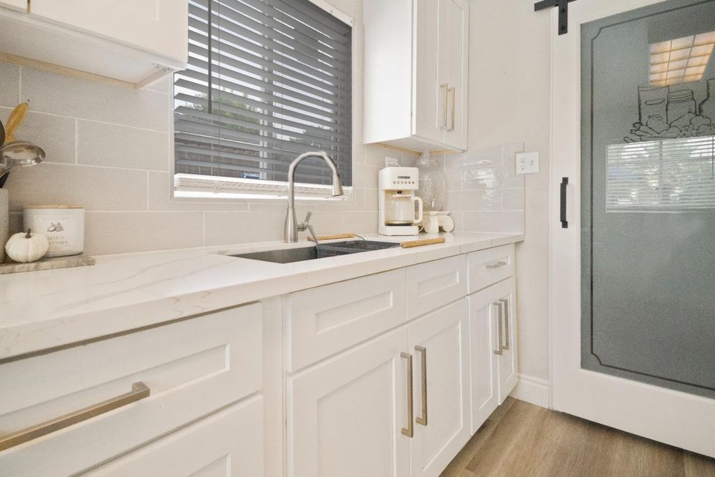 Image 14 of property listing at 1403 E Griffith Way, Fresno, CA 93704