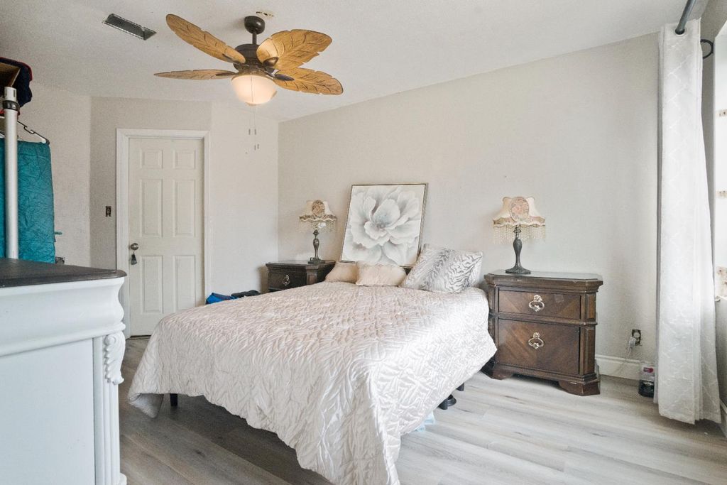 Image 16 of property listing at 1403 E Griffith Way, Fresno, CA 93704