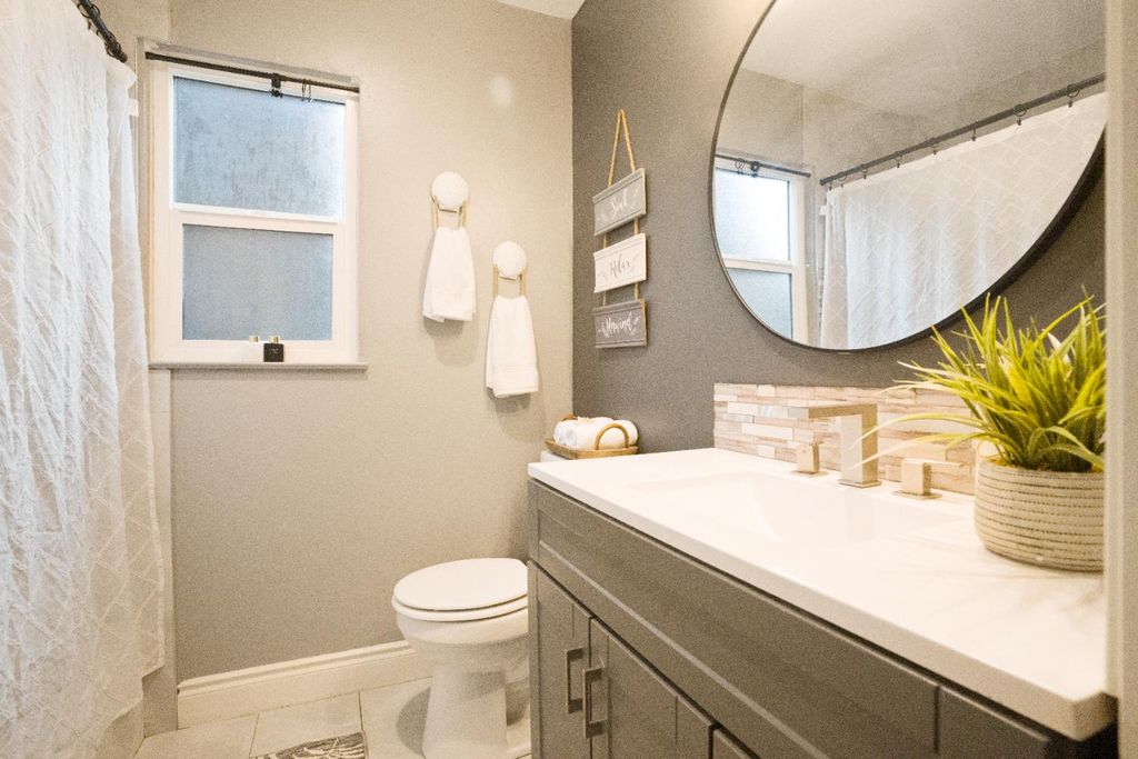 Image 20 of property listing at 1403 E Griffith Way, Fresno, CA 93704