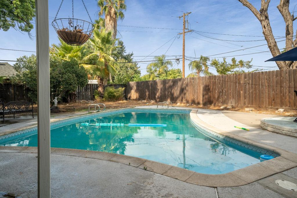 Image 23 of property listing at 1403 E Griffith Way, Fresno, CA 93704