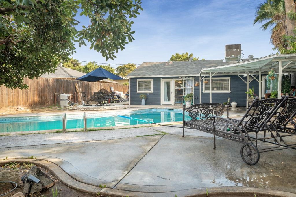 Image 25 of property listing at 1403 E Griffith Way, Fresno, CA 93704