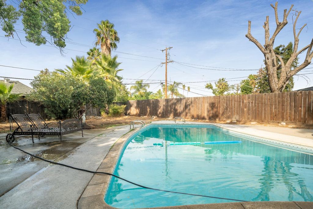 Image 26 of property listing at 1403 E Griffith Way, Fresno, CA 93704