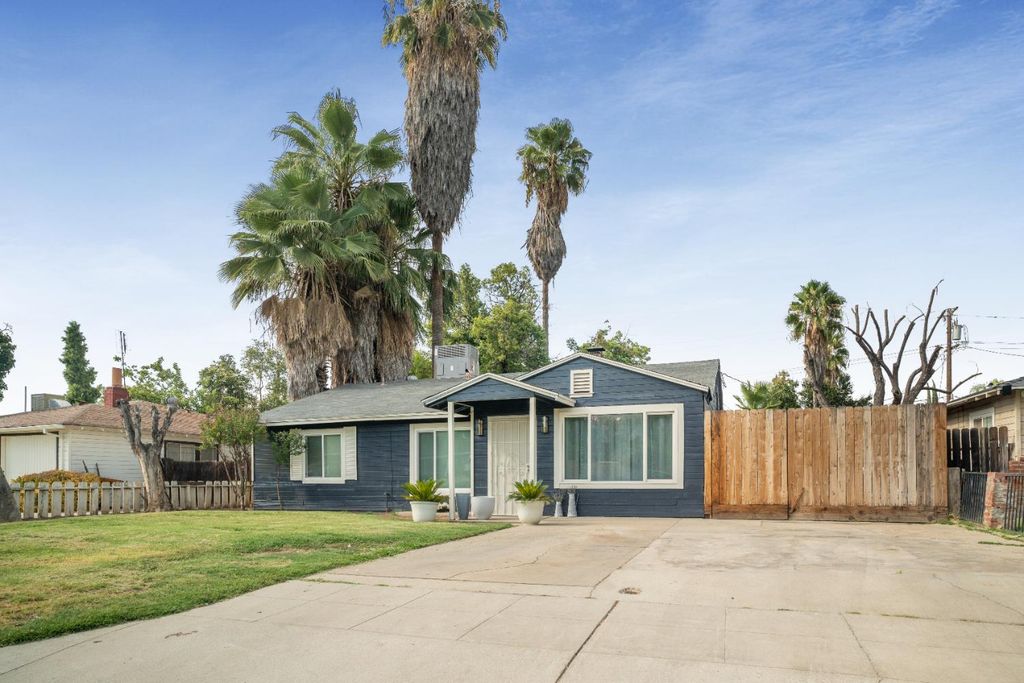 Image 4 of property listing at 1403 E Griffith Way, Fresno, CA 93704