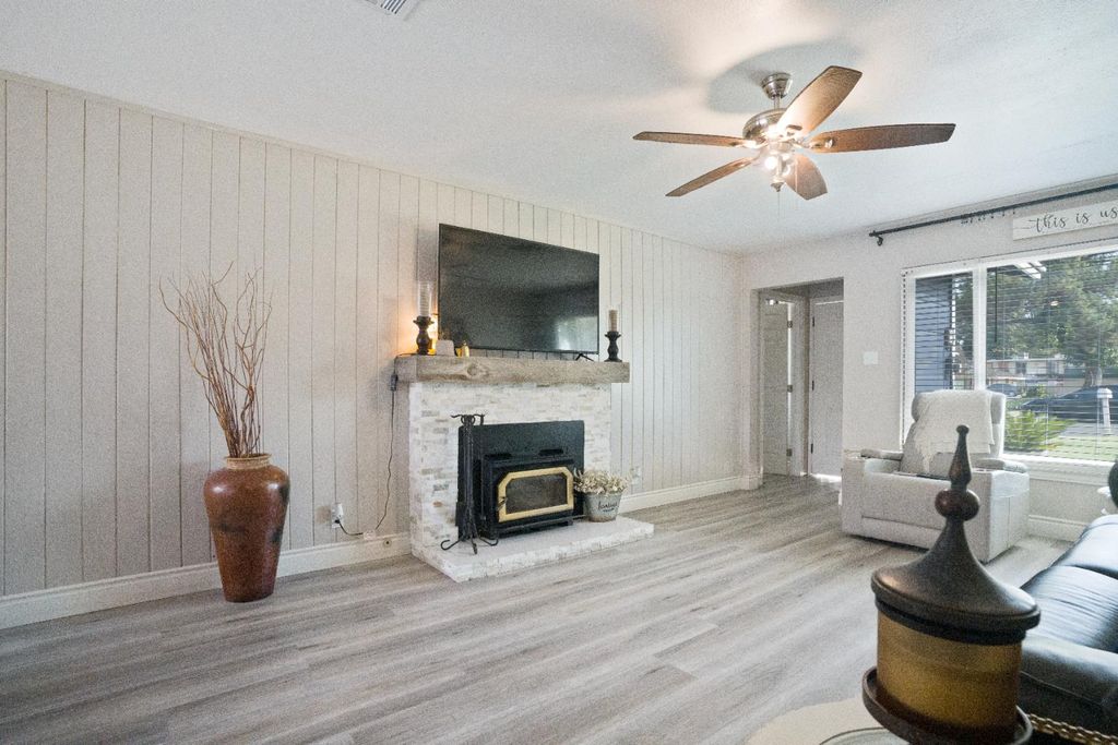 Image 5 of property listing at 1403 E Griffith Way, Fresno, CA 93704