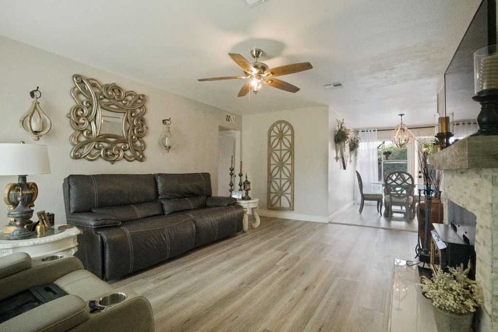 Image 7 of property listing at 1403 E Griffith Way, Fresno, CA 93704