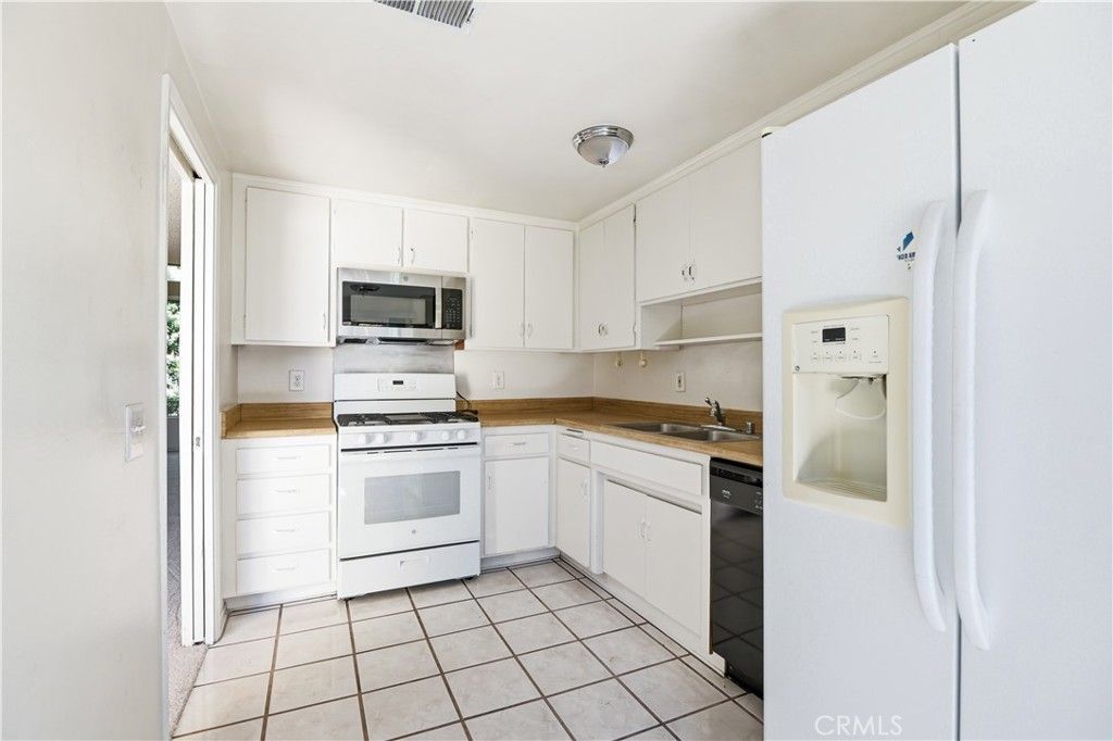 Image 13 of property listing at 16715 Vanowen, Van Nuys, CA 91406