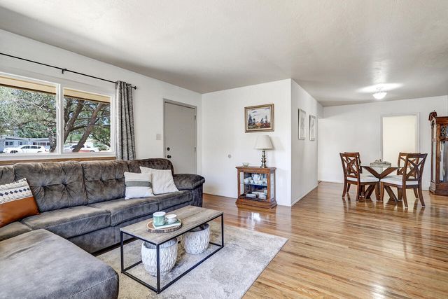 10424 Princess Jeanne Avenue NE, Albuquerque, NM 87112