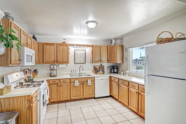10424 Princess Jeanne Avenue NE, Albuquerque, NM 87112