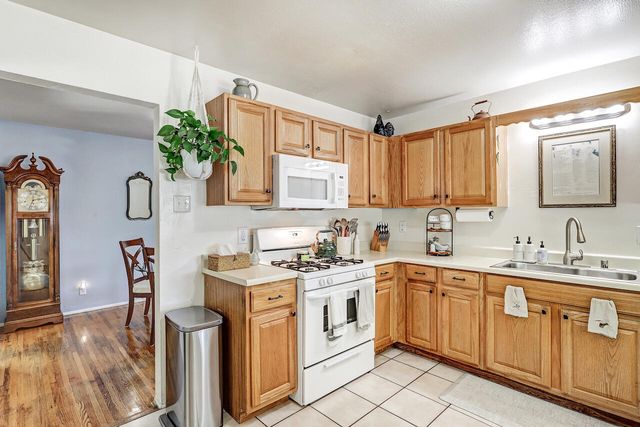 10424 Princess Jeanne Avenue NE, Albuquerque, NM 87112