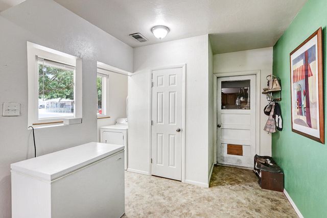 10424 Princess Jeanne Avenue NE, Albuquerque, NM 87112