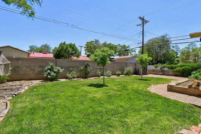 10424 Princess Jeanne Avenue NE, Albuquerque, NM 87112