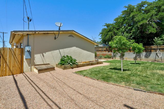 10424 Princess Jeanne Avenue NE, Albuquerque, NM 87112