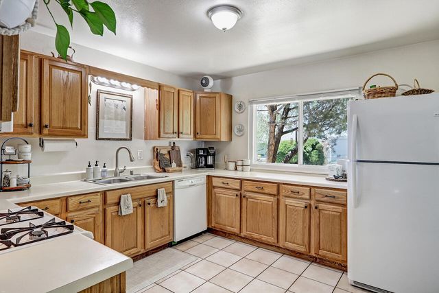 10424 Princess Jeanne Avenue NE, Albuquerque, NM 87112