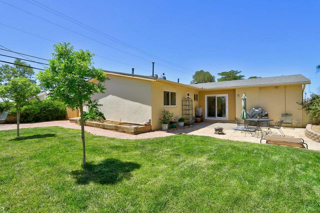 10424 Princess Jeanne Avenue NE, Albuquerque, NM 87112