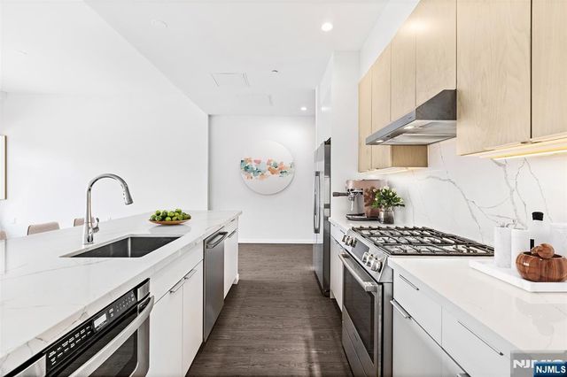 143 Old River Road 601, Edgewater, NJ 07020
