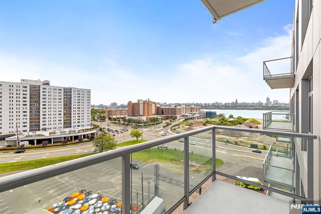 143 Old River Road 601, Edgewater, NJ 07020