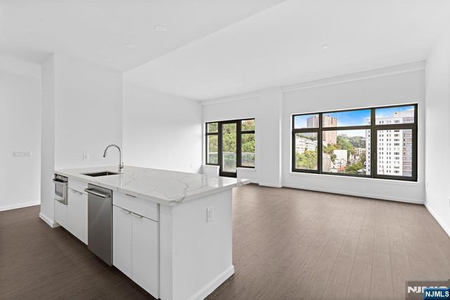 143 Old River Road 601, Edgewater, NJ 07020