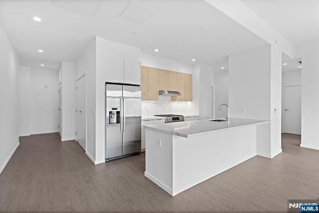 143 Old River Road 601, Edgewater, NJ 07020