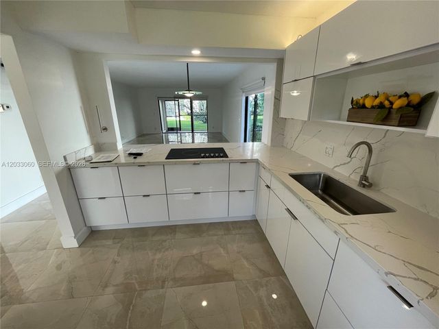 409 Lakeview Dr 104, Weston, FL 33326