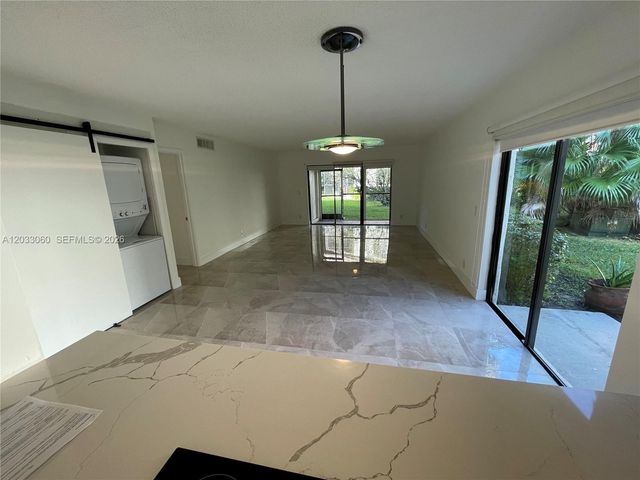 409 Lakeview Dr 104, Weston, FL 33326