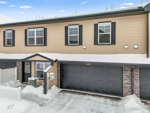 5229 Long Pointe Pass, Woodbury, MN 55129