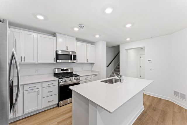 5229 Long Pointe Pass, Woodbury, MN 55129