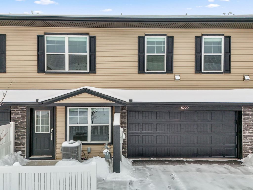 5229 Long Pointe Pass, Woodbury, MN 55129