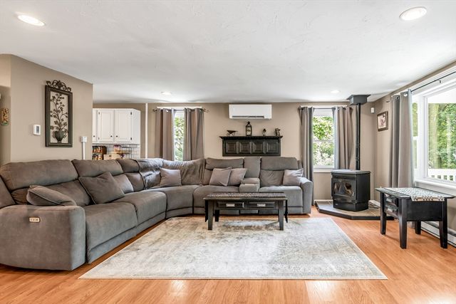 2 Gates Ln, Millbury, MA 01527