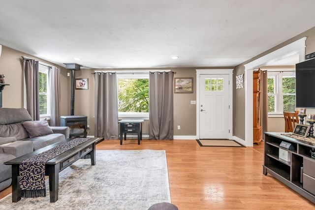 2 Gates Ln, Millbury, MA 01527
