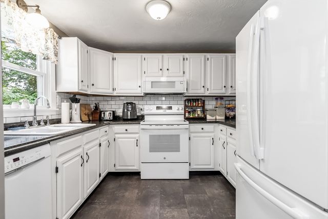 2 Gates Ln, Millbury, MA 01527