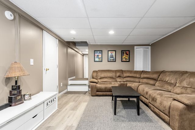 2 Gates Ln, Millbury, MA 01527