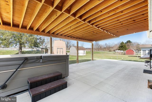 22120 HOLIDAY DR, Smithsburg, MD 21783